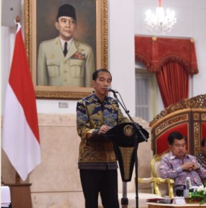 Presiden Jokowi saat menyampaikan arahan pada sidang kabinet paripurna, di Istana Negara, Jakarta, Selasa (10/5) siang. (Foto: JAY/Humas)