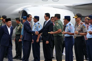 Presiden Jokowi tiba di Bandara Halim Perdanakusuma, Jakarta (21/5) usai kunjungan kerja ke Republik Korea dan Rusia. (Foto: Humas/Jay)