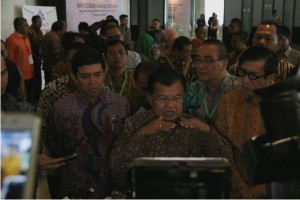 Wapres Jusuf Kalla didampingi sejumlah menteri menjawab wartawan usai membuka Rakornas Kepegawaian, di Gedung Bidakara, Jakarta, Kamis (26/5) siang.