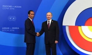 Presiden Jokowi disambut Presiden Putin di tempat pelaksanaan Welcoming Ceremony KTT ASEAN-Rusia, di Radisson Blu Resort & Congress Centre, Sochi, Rusia (20/5)