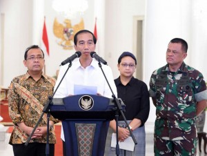 Presiden Jokowi didampingi Menlu, Mensesneg, dan Panglima TNI saat memberikan keterangan pers mengenai pembebasan WNI yang disandera di Filipina, Minggu (1/5), di Istana Kepresidenan Bogor. (Foto: BPMI/Rusman)
