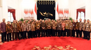 Presiden Joko Widodo di damping Menteri Pekerjaan Umum Perumahan Rakyat Basuki Hadimuljono, dan Menteri Energi Sumber Daya Mineral Sudirman Said menerima pengurus Asosiasi Prefesional Elektrikal Indonesia (APEI) dan Asosiasi Kontraktor Listrik Indonesia (AKLI) di Istana Negara Jakarta, Rabu (15/