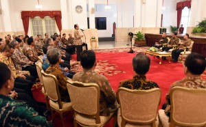 Presiden Joko Widodo di damping Menteri Pekerjaan Umum Perumahan Rakyat Basuki Hadimuljono, dan Menteri Energi Sumber Daya Mineral Sudirman Said menerima pengurus Asosiasi Prefesional Elektrikal Indonesia (APEI) dan Asosiasi Kontraktor Listrik Indonesia (AKLI) di Istana Negara Jakarta, Rabu (15/