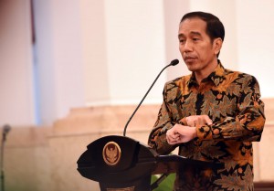 Presiden Joko Widodo di damping Menteri Pekerjaan Umum Perumahan Rakyat Basuki Hadimuljono, dan Menteri Energi Sumber Daya Mineral Sudirman Said menerima pengurus Asosiasi Prefesional Elektrikal Indonesia (APEI) dan Asosiasi Kontraktor Listrik Indonesia (AKLI) di Istana Negara Jakarta, Rabu (15/