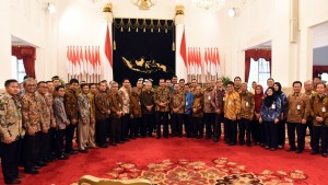 Presiden Joko Widodo di damping Menteri Pekerjaan Umum Perumahan Rakyat Basuki Hadimuljono, dan Menteri Energi Sumber Daya Mineral Sudirman Said menerima pengurus Asosiasi Prefesional Elektrikal Indonesia (APEI) dan Asosiasi Kontraktor Listrik Indonesia (AKLI) di Istana Negara Jakarta, Rabu (15/