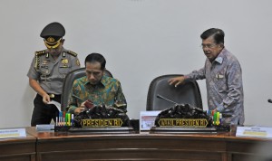 Presiden Jokowi membaca sebuah catatan disaksikan Wapres Jusuf Kalla sebelum memipin rapat terbatas, di kantor presiden, Jakarta, Rabu (22/6) siang. (Foto: JAY/Humas)
