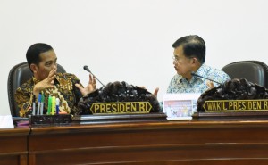 Presiden Jokowi berbincang dengan Wakil Presiden Jusuf Kalla, di sela rapat terbatas tentang KEK Sorong, di kantor presiden, Jakarta, Selasa (14/6) siang. (Foto: Rahmad/Humas)
