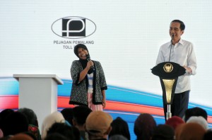 Presiden Jokowi berdialog dengan warga di Brebes, Jawa Tengah (16/6). (Foto: Humas/Agung)