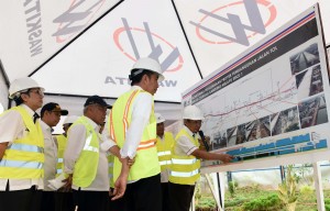 Presiden Jokowi mendengarkan paparan mengenai jalan tol Becakayu, Selasa (21/6) sore, di Kelurahan Duren Sawit, Kecamatan Duren Sawit, Jakarta Timur. (Foto: Humas/Jay)