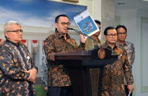 Menteri ESDM menjelaskan mengenai hasil Rapat terbatas di Kantor Presiden, Jakarta, Rabu (22/6). (Foto: Humas/Jay)