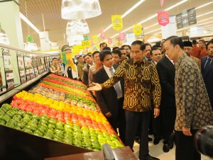 Presiden Jokowi meresmikan pembukaan Lulu Hypermarket yang berlokasi di Cakung, Jakarta Timur, Selasa(31/5) sore. Lulu Hypermarket merupakan perusahaan retail asal Uni Emirat Arab yang membuka gerai di Indonesia.