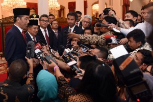 Presiden Jokowi menjawab pertanyaan wartawan usai pelantikan Gubernur dan Wagub Sulteng, Kamis (16/6) pagi, di Istana Negara, Jakarta. (Foto: Humas/Rahmat)