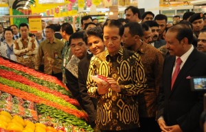 Presiden Jokowi memperhatikan produk yang disajikan di Lulu Hypermarket, Jakarta, Selasa (31/5) sore. (Foto: Humas/Rahmat)