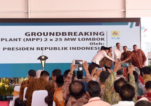 Presiden Jokowi bersama menteri dan pejabat terkait meresmikan mobile power plant di Lombok, NTB. (11/6). (Foto: Humas/Nia)