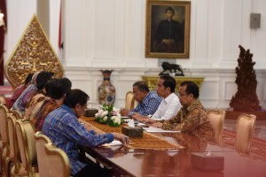 Presiden Jokowi didampingi Menko Perekonomian dan Mensesneg menerima pengurus GAPKINDO, di Istana Merdeka, Jakarta, Jumat (24/6) siang. (Foto: OJI/Humas)