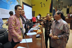 Seskab Pramono Anung dan Mensesneg Pratikno berbincang dengan anggota Komisi II DPR RI, Kamis (16/6) siang, di Gedung DPR, Jakarta. (Foto: Humas/Deni)