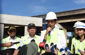 Presiden Jokowi meninjau pembangunan jalan tol Bogor-Ciawi-Sukabumi (Bocimi) di Kelurahan Gadog Kecamatan Megamendung, Kabupaten Bogor (21/6) Pagi.