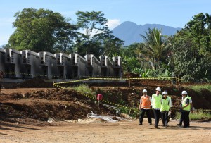Presiden Jokowi meninjau pembangunan jalan tol Bogor-Ciawi-Sukabumi (Bocimi) di Kelurahan Gadog Kecamatan Megamendung, Kabupaten Bogor (21/6) Pagi.