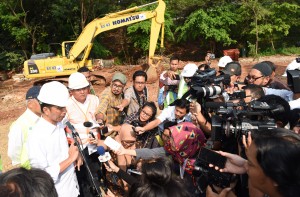 Presiden Jokowi meninjau pembungunan Jalan Tol Cimanggis-Cibitung Seksi 1A, di Simpang Susun Cimanggis, Kota Depok, Selasa(21/6) Siang.