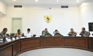 Presiden Jokowi saat memimpin Sidang Kabinet tentang Rencana Energi Nasional di Kantor Presiden Rabu (22/6) siang. (Foto: Humas/Jay)