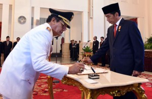 Presiden Jokowi melantik Longky DJanggola dan Sudarto sebagai Gubernur dan Wakil Gubernur Sulawesi Tengah yang baru Periode 2015-2020 di Istana Negara Jakarta, Kamis(17/6) Pagi.