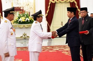 Presiden Jokowi melantik Longky DJanggola dan Sudarto sebagai Gubernur dan Wakil Gubernur Sulawesi Tengah yang baru Periode 2015-2020 di Istana Negara Jakarta, Kamis(17/6) Pagi.