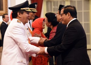 Presiden Jokowi melantik Longky DJanggola dan Sudarto sebagai Gubernur dan Wakil Gubernur Sulawesi Tengah yang baru Periode 2015-2020 di Istana Negara Jakarta, Kamis(17/6) Pagi.