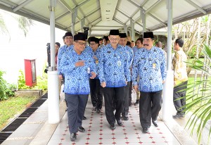 Pengurus Korpri saat akan bertemu Presiden Jokowi di Istana Merdeka, Jakarta Kamis (9/6). (Foto: Humas/Dhany)