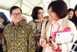 Seskab menjawab pertanyaan wartawan usai Rapat terbatas di Kantor Presiden, Jakarta, Selasa (14/6). (Foto: Humas/Rahmat).