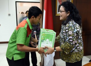 Sekretariat Kabinet (Setkab) menggelar acara tali kasih di Gedung III lantai 4 Kemensetneg, Jumat (17/6) siang. Dalam acara ini juga dilakukan pemberian sejumlah tali kasih kepada perwakilan pensiunan, anak yatim, petugas piket listrik/AC, petugas taman, serta petugas kebersihan di lingkungan Sekretariat Kabinet.