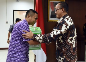 Sekretariat Kabinet (Setkab) menggelar acara tali kasih di Gedung III lantai 4 Kemensetneg, Jumat (17/6) siang. Dalam acara ini juga dilakukan pemberian sejumlah tali kasih kepada perwakilan pensiunan, anak yatim, petugas piket listrik/AC, petugas taman, serta petugas kebersihan di lingkungan Sekretariat Kabinet.