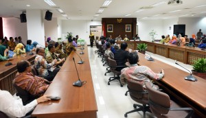 Sekretariat Kabinet (Setkab) menggelar acara tali kasih di Gedung III lantai 4 Kemensetneg, Jumat (17/6) siang. Dalam acara ini juga dilakukan pemberian sejumlah tali kasih kepada perwakilan pensiunan, anak yatim, petugas piket listrik/AC, petugas taman, serta petugas kebersihan di lingkungan Sekretariat Kabinet.