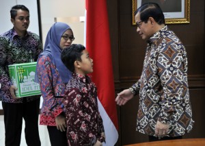 Sekretariat Kabinet (Setkab) menggelar acara tali kasih di Gedung III lantai 4 Kemensetneg, Jumat (17/6) siang. Dalam acara ini juga dilakukan pemberian sejumlah tali kasih kepada perwakilan pensiunan, anak yatim, petugas piket listrik/AC, petugas taman, serta petugas kebersihan di lingkungan Sekretariat Kabinet.