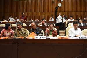 Wakil Sekretaris Kabinet (Waseskab) Bistok Simbolon pada Rapat Kerja dengan Komisi II DPR RI di ruang rapat Komisi II DPR, kawasan Senayan, Jakarta, Rabu (22/6) siang. (Foto: Humas/Rahmat)