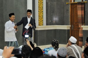 Santri Ponpes At Tauhidiyyah menjawab pertanyaan Presiden Jokowi, Kamis (16/6) malam, di Tegal, Jateng. (Foto: Humas/Agung)