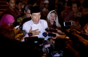 Presiden Jokowi menjawab pertanyaan wartawan usai buka puasa bersama dengan seribu anak yatim dan penyandang disabilitas, Selasa (28/6), di Istana Kepresidenan Bogor. (Foto: BPMI/Laily)