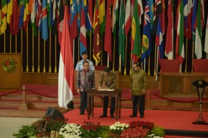 Presiden Jokowi didampingi Mensesneg Pratikno dan Seskab Pramono Anung menandatangani Kepres No. 24 Tahun 2016, di Gedung Merdeka, Bandung, Rabu (1/6) pagi. (Foto: OJI/Humas)