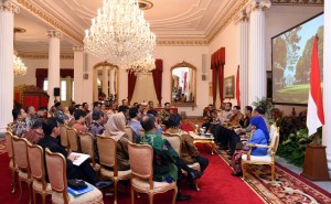 Presiden Jokowi memberikan pengarahan terkait Fasilitas BPHTB bagi Penerbitan DIRE, Senin (18/7), di Istana Negara, Jakarta. (Foto: Humas/Jay)