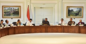 Presiden Jokowi saat meimpin Rapat terbatas tentang Alutsista di Kantor Presiden, jakarta (20/7). (Foto:Humas/Agung)