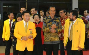 Presiden Jokowi disambut Ketua Umum Partai Golkar Setya Novanto saat menghadiri Rapimnas Partai Golkar, di Istora, Senayang, Jakarta, Kamis (28/7) malam. (Foto: Kris/Setpres)