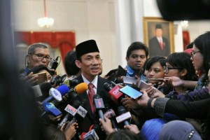 Archandra Tahar menjawab wartawan usai dirinya dilantik sebagai Menteri ESDM oleh Presiden Jokowi, di Istana Negara, Jakarta, Rabu (27/7) siang. (Foto: JAY/Humas)