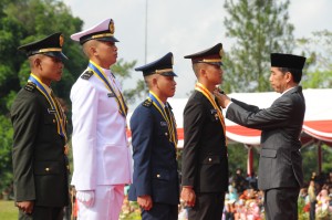 Presiden Jokowi saat menyematkan tanda kepangkatan kepada Praja TNI dan Polri di Magelang, Jawa Tengah (26/7). (Foto: Humas/Fitri)