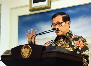 Seskab memberikan keterangan kepada pers usai Rapat Terbatas tentang Alutsista di Kantor Presiden, Jakarta (20/7). (Foto: Humas/Agung)