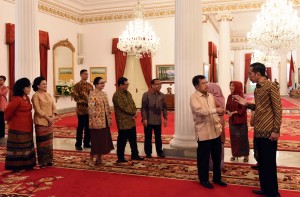 Presiden Jokowi berbincang dengan Wakil Presiden Jusuf Kalla, di belakang tampak Mensesneg dan Seskab, usai Halal bi Halal di Istana Negara, Jakarta, Senin (11/7) pagi. (Foto: JAY/Humas)