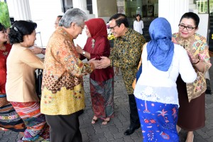 Seskab Pramono Anung menerima uluran tangan Darman Djumala (Kepala Sekretariat Presiden) pada Halal bi Halal, di halaman Gedung II Kemensetneg, Jakarta, Senin (11/7). (Foto: Rahmad/Humas)