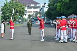 Pasukan jaga Istana Kepresidenan melakukan sebuah atraksi dalam seromoni serah terima, di halaman Istana Merdeka, Jakarta, Minggu (17/7) pagi. (Foto: Lailu/Setpres)