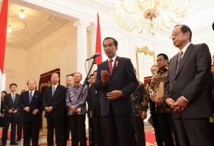 Presiden Jokowi didampingi mantan PM Jepang Yasuo Fukuda selaku pimpinan Japinda menyampaikan keterangan pers, di Istana Merdeka, Jakarta, Rabu (27/7) pagi. (Foto: Rahmad/Humas)