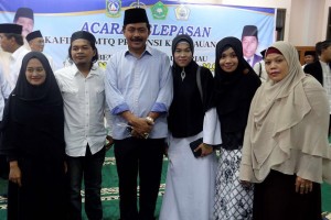 Gubernur Kepri Nurdin Basirun melepas keberangkatan kafilah MTQ Kepri yang akan mengikuti MTQ Nasional ke-26, di Lombok, NTB, Rabu (27/7) 