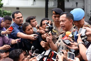 Kapolri Jend. Tito Karnavian menjawab wartawan, di kawasan Istana Kepresidenan, Jakarta, Selasa (19/7) siang. (Foto: JAY/Humas)