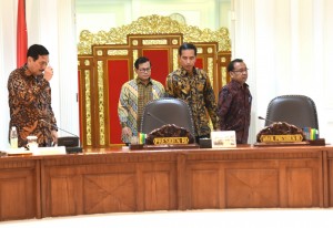 Presiden Jokowi memasuki ruang rapat terbatas diiringi Mensesneg dan Seskab, di kantor Kepresidenan, Jakarta, Selasa (19/7) sore. (Foto: Rahmad/Humas)
